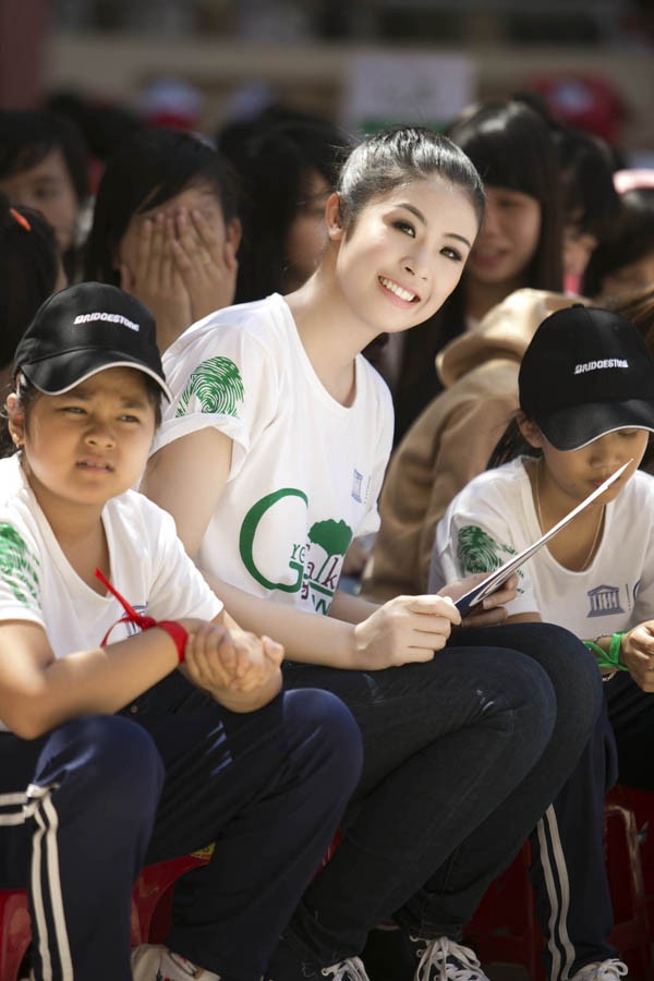 Ngọc Hân trồng cây, quét rác cùng các tình nguyện viên - ảnh 10